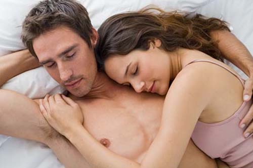 couple-sleeping-in-bed